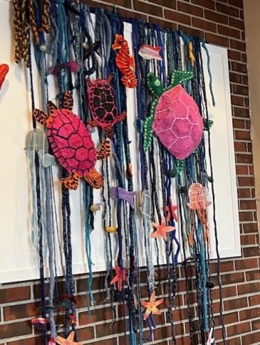 Småtrinnet har fingerheklet havet. Mellomtrinnet og ungdomstrinnet har laget alle skapningene i havet. 